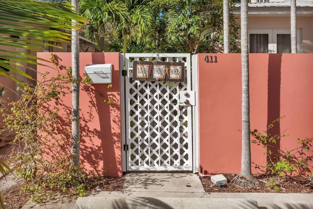 Charming W Pool One Mile To Pets Welcome Apartment