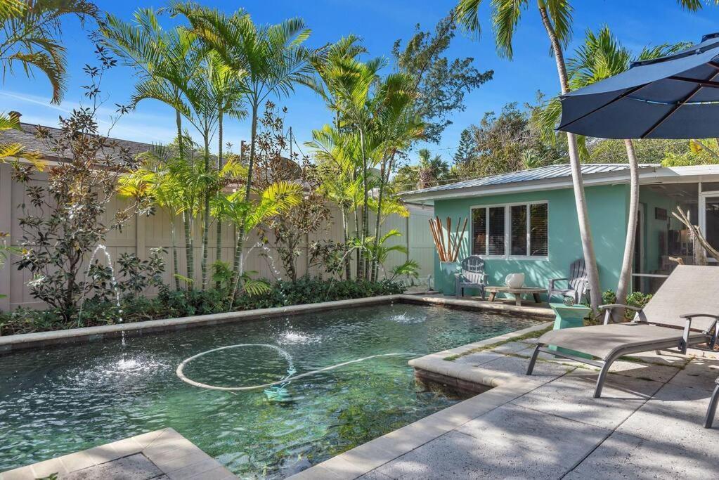 Charming W Pool One Mile To Pets Welcome