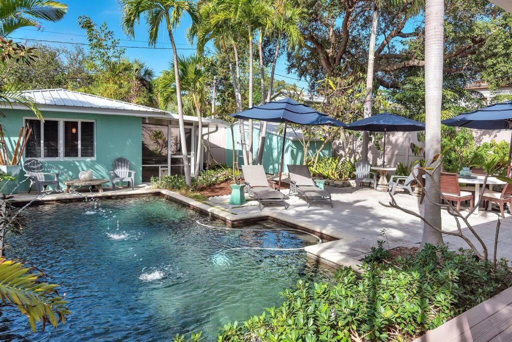 Charming W Pool One Mile To Pets Welcome