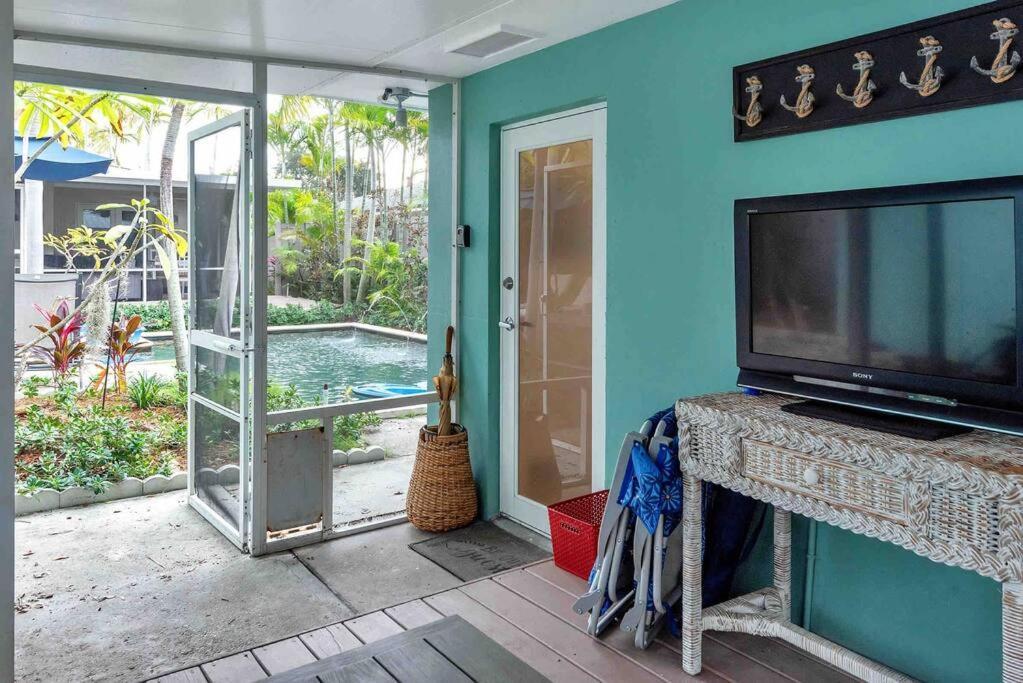 Charming W Pool One Mile To Pets Welcome *