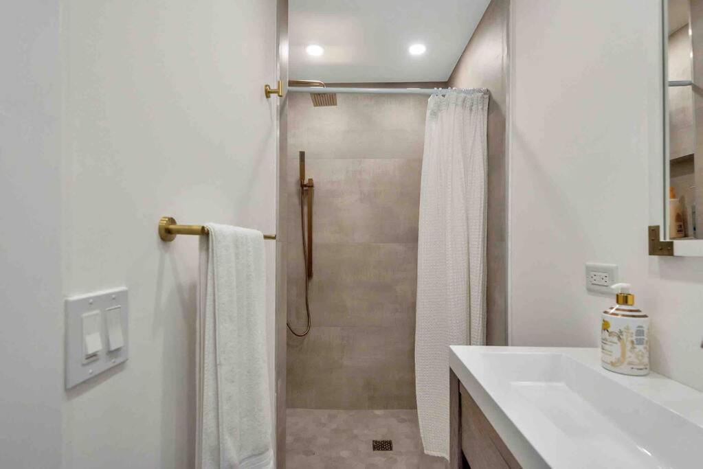 Charming W Pool One Mile To Pets Welcome Apartment *